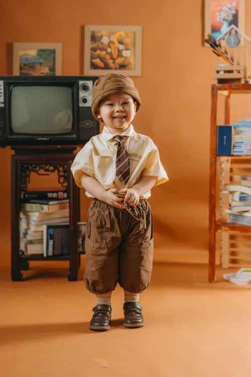 enfant_en_costume_debout_qui_joue_a_des_jouets_educatifs